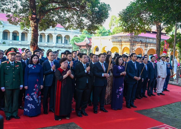 纪念升龙-河内建都1010周年：河内市领导代表团敬香李公蕴太祖和拜谒胡志明主席陵墓