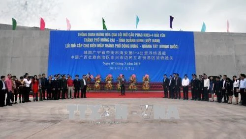 越南芒街—中国东兴互市便民临时浮桥建成试通车