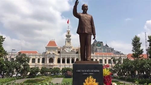 胡志明市举行多项活动 庆祝越南南方解放日、国家统一45周年