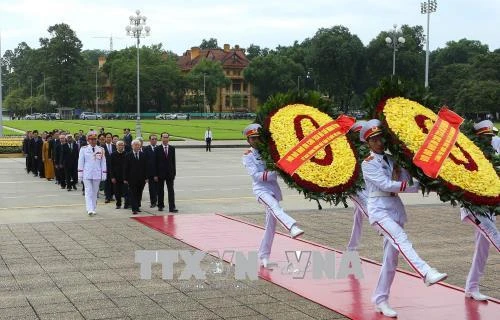 越南国庆73周年：党和国家领导人入陵瞻仰胡志明主席遗容