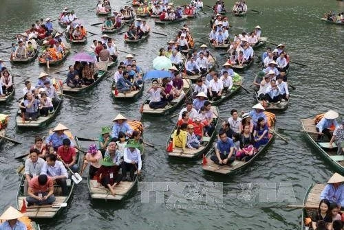 宁平省贵明大王圣庙会热闹开庙 游客络绎不绝