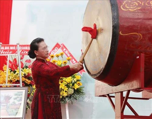 国会主席阮氏金银出席胡志明市黎洪峰重点高中开学典礼