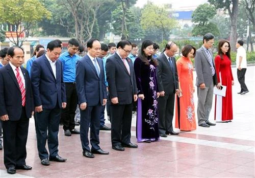 河内市领导向列宁塑像敬香花圈 纪念俄罗斯十月革命胜利102周年