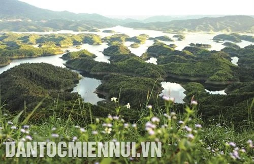 塔董—西原地区缩小版的“下龙湾”