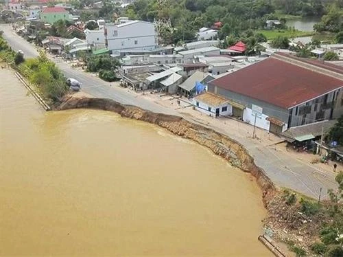 越南政府总理要求检查九龙江平原干旱和江岸坍塌情况