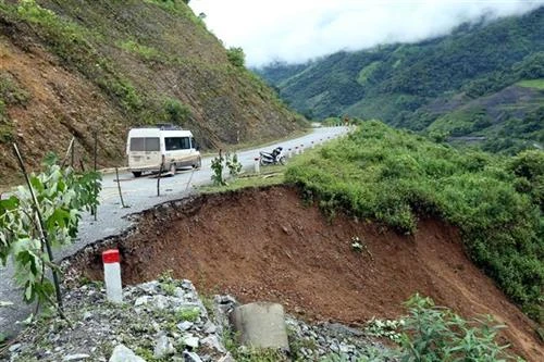 莱州省封土县因遭连日暴雨发生严重山体滑坡使6人死亡