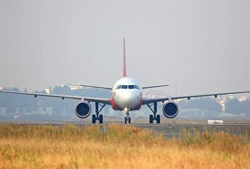 越捷航空搭载援助物资的航班飞往雅加达进行人道主义救援活动 