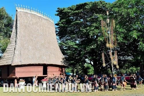 巴拿族庆祝新龙屋建成