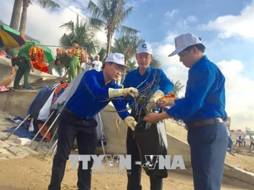 1000余名青年团员响应“绿色越南海洋运动”号召投身净化海洋行动中