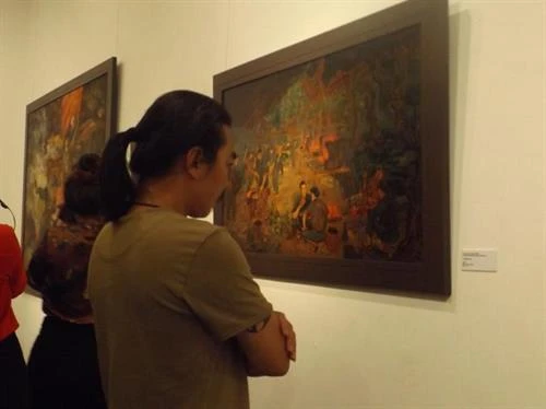 刻画奠边战士的画展开展