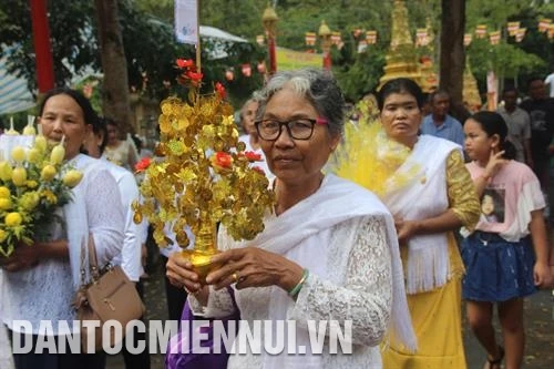 朔庄省高棉族人喜迎Kathina节