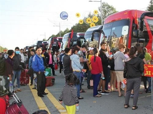 “温暖回家路”送4000名劳动人工回家过年