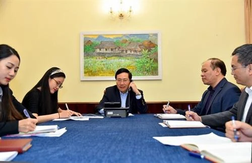 新冠肺炎疫情：越南政府副总理兼外长范平明与韩国外长康京和进行电话会谈