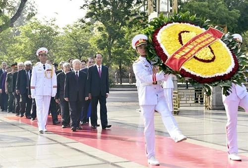 胡志明主席诞辰128周年：越南党和国家领导人拜谒胡志明主席陵