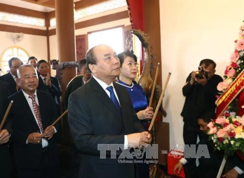 阮春福总理向前往胡志明主席纪念区敬香和敬献花圈