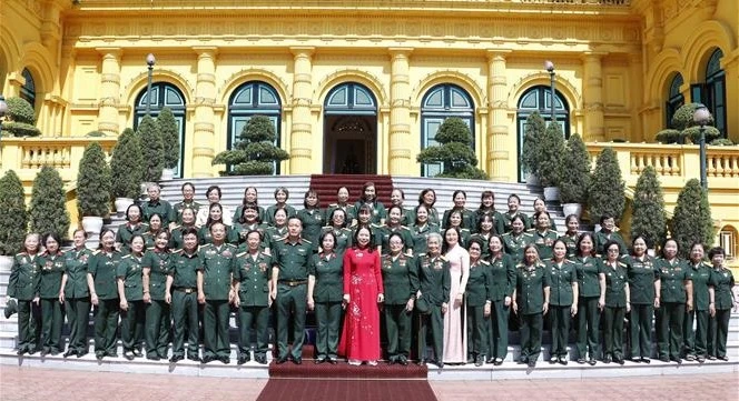 国家副主席会见长山—胡志明小道女兵协会代表团