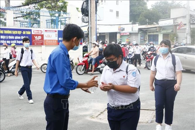 越南多部门联动配合迎接学子返校