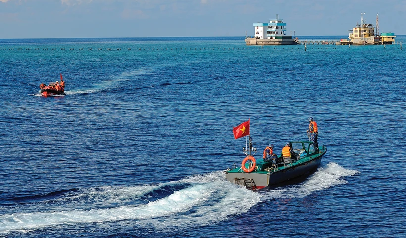 尽管风大浪高，但海军战士仍一直坚持在岗，不管昼夜守护祖国海洋岛屿的神圣主权。图自越通社