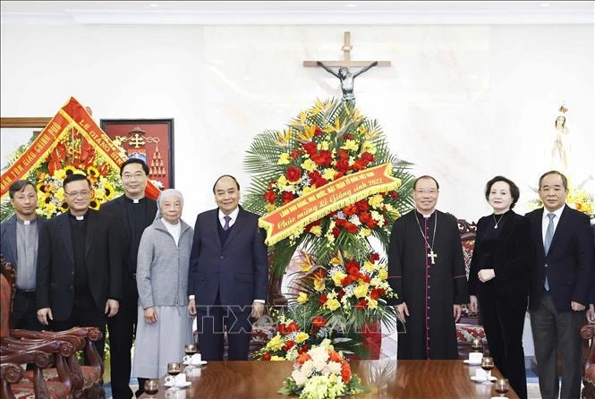 越南国家主席阮春福圣诞节前走访慰问天主教界