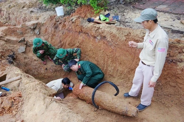 广治省山体滑坡冒出巨大炸弹