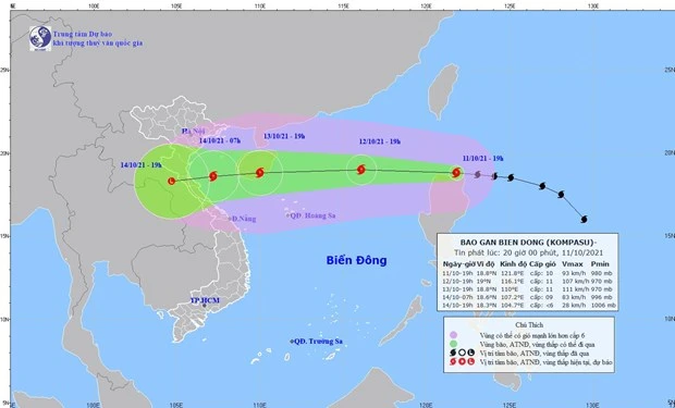 台风“圆规”进入东海 中心附近最大风力为10级阵风12级