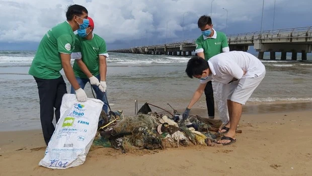 越南海警力量同居民携手展开海滩清洁活动