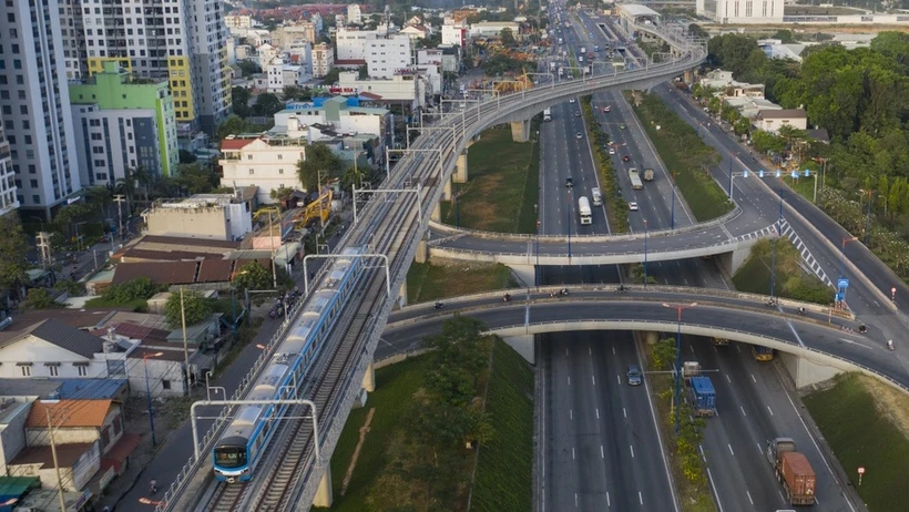 胡志明市轻轨1号线今日试跑