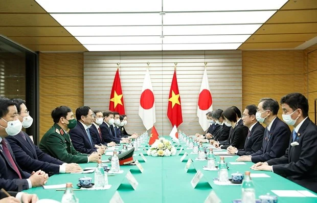 日本首相岸田文雄主持仪式 欢迎越南政府总理范明政访日 并同其举行会谈