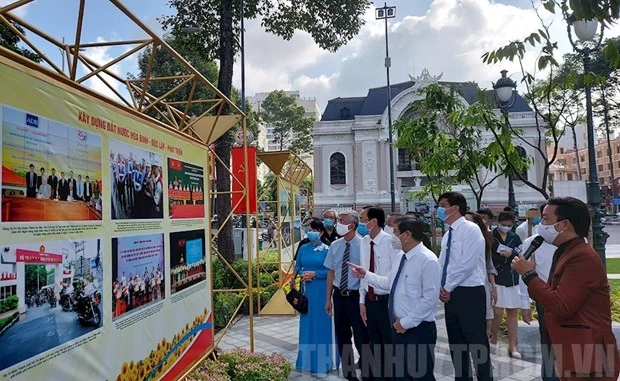 题为“越南九二国庆节的精神永远不灭”图片展在胡志明市举行