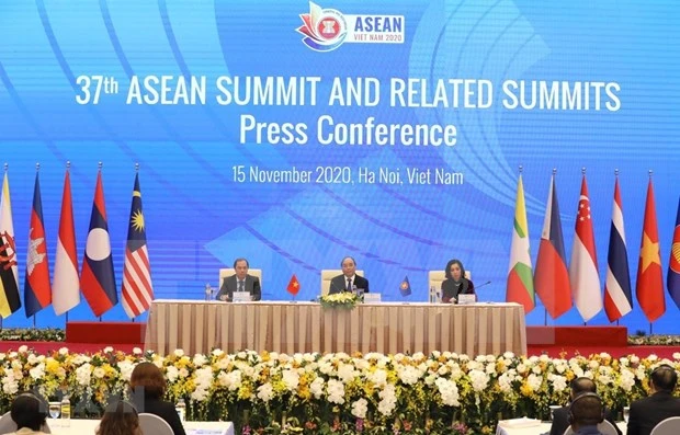 ASEAN 2020:政府总理阮春福主持新闻发布会 公布第37届东盟峰会和系列会议成果