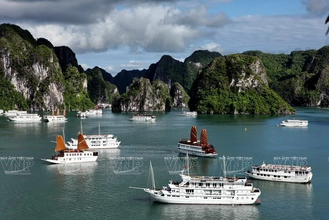 乘坐游艇体验一场别开生面的下龙湾之旅