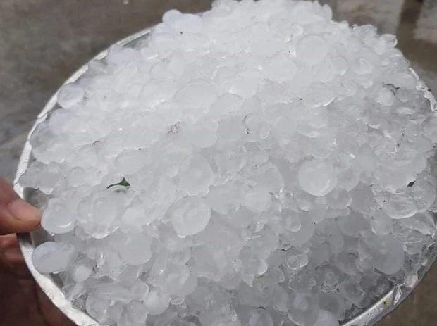 大叻市出现大范围冰雹天气