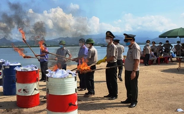 广宁省销毁100块海洛因砖 涉案人员获无期徒刑和死刑等