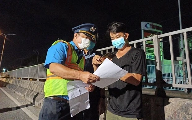 新冠肺炎疫情：今日起开通水上“绿色通道” 将生活必需品运送到胡志明市