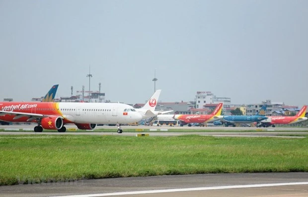 越南航空局建议限制从胡志明市飞往河内旅客量 最多每日1700座