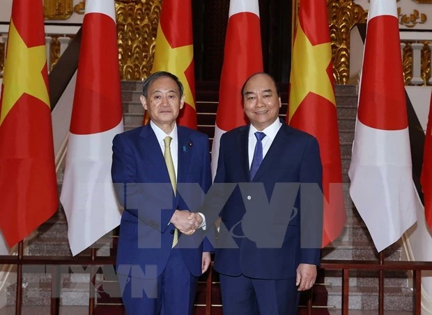 越南政府总理阮春福与日本首相菅义伟举行会谈