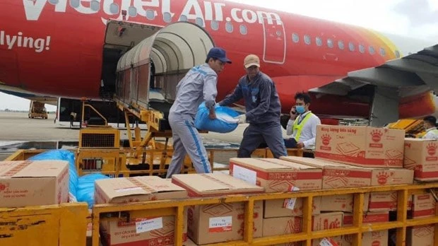 越捷航空从每张机票款中捐一万越盾善款为中部灾民解难