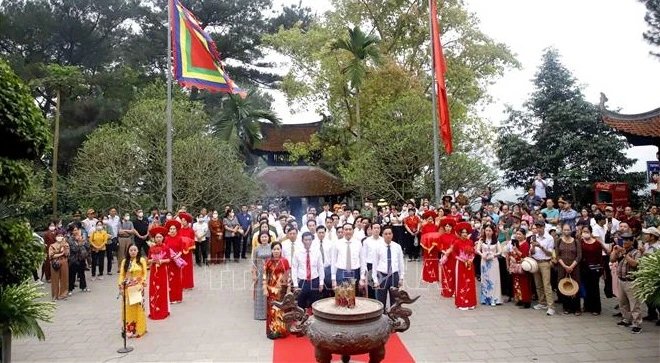 雒龙君国祖忌日和缅怀妪姬国母敬香仪式举行