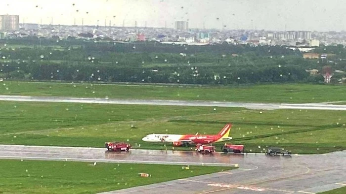 越捷航空飞机降落时滑出跑道 数百个航班受影响