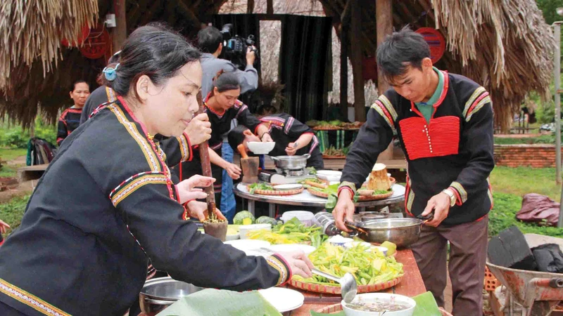 埃地族人做苦茄子、溪鱼汤等菜肴