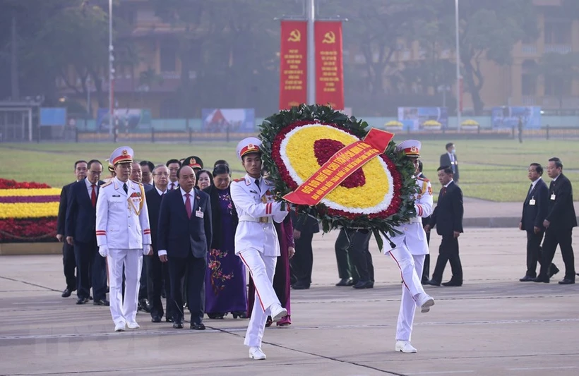 出席越共十三大的代表入陵瞻仰胡志明主席遗容