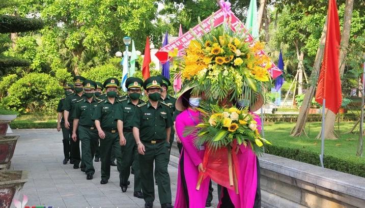 纪念胡志明主席诞辰131周年：乂安省各组织和个人敬香 缅怀胡志明主席