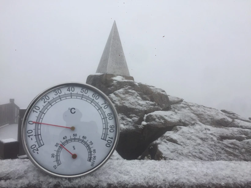 越南番西邦峰出现降雪天气 景色宛如仙境