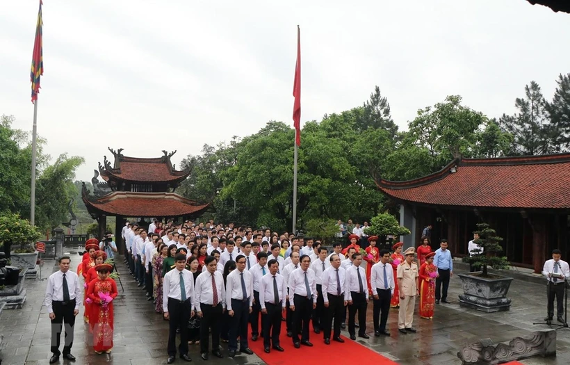 2021年雄王祭祖日和雄王庙会：国祖雒龙君忌日祭拜仪式和国母妪姬上香仪式隆重举行