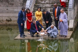 美国驻越南大使丹尼尔·克里滕布林克在河内欢度越南“灶王节”