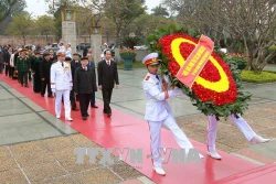 2018戊戌年春节即将来临：越南党和国家领导瞻仰胡志明主席陵并敬献花圈