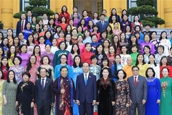 国家主席陈大光会见第十四届国会女代表