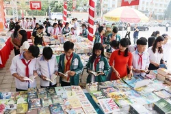 2018年雄王忌日与雄王庙庙会：“祖地”图书节与艺术图片展正式开幕