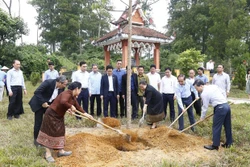 老挝人民革命党中央组织部代表团访问越南宣光省