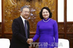 邓氏玉盛和王廷惠分别会见友邦保险首席执行官兼总裁黄经辉